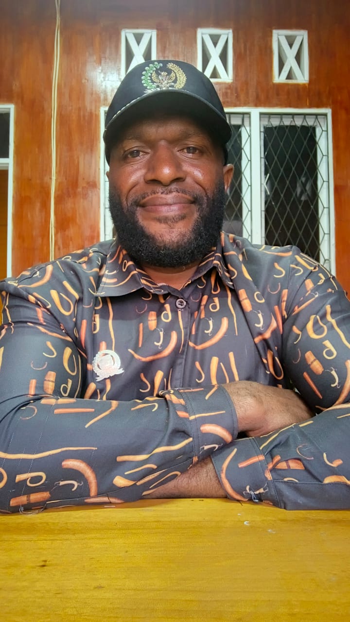 DPRK Deiyai, Amison Frank Dogopia memberikan apresiasi dan dukungan penuh terhadap program bantuan 100 perahu untuk mama nelayan Deiyai yang bersumber dari Dana Otsus, menegaskan fungsinya sebagai pengawas dana untuk masyarakat asli Deiyai.
