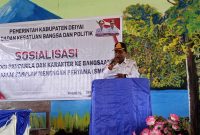 Mesak Pakage (kanan), Asisten II Bidang Ekonomi dan Pembangunan Kabupaten Deiyai, secara simbolis membuka Sosialisasi Ideologi Pancasila dan Karakter Kebangsaan yang diselenggarakan oleh Kesbangpol di Aula SMP Negeri 1 Tigi, Rabu (10/12/2025). Sosialisasi ini diikuti oleh perwakilan siswa dari 10 SMP di Deiyai.