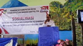 Mesak Pakage (kanan), Asisten II Bidang Ekonomi dan Pembangunan Kabupaten Deiyai, secara simbolis membuka Sosialisasi Ideologi Pancasila dan Karakter Kebangsaan yang diselenggarakan oleh Kesbangpol di Aula SMP Negeri 1 Tigi, Rabu (10/12/2025). Sosialisasi ini diikuti oleh perwakilan siswa dari 10 SMP di Deiyai.
