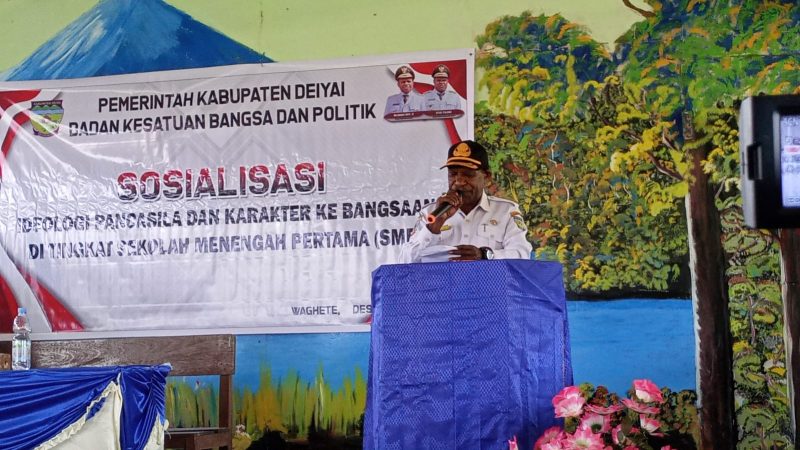Mesak Pakage (kanan), Asisten II Bidang Ekonomi dan Pembangunan Kabupaten Deiyai, secara simbolis membuka Sosialisasi Ideologi Pancasila dan Karakter Kebangsaan yang diselenggarakan oleh Kesbangpol di Aula SMP Negeri 1 Tigi, Rabu (10/12/2025). Sosialisasi ini diikuti oleh perwakilan siswa dari 10 SMP di Deiyai.