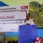 Mesak Pakage (kanan), Asisten II Bidang Ekonomi dan Pembangunan Kabupaten Deiyai, secara simbolis membuka Sosialisasi Ideologi Pancasila dan Karakter Kebangsaan yang diselenggarakan oleh Kesbangpol di Aula SMP Negeri 1 Tigi, Rabu (10/12/2025). Sosialisasi ini diikuti oleh perwakilan siswa dari 10 SMP di Deiyai.