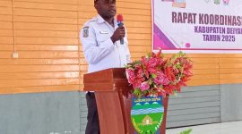 Robby Bobii, Kepala DP3AKB Kabupaten Deiyai, menyampaikan sambutan dan arahan dalam Rapat Koordinasi Tim Percepatan Penurunan Stunting (TPPS) di Aula Sekwan, Rabu (10/12/2025).