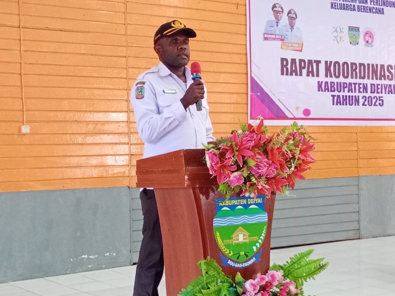 Robby Bobii, Kepala DP3AKB Kabupaten Deiyai, menyampaikan sambutan dan arahan dalam Rapat Koordinasi Tim Percepatan Penurunan Stunting (TPPS) di Aula Sekwan, Rabu (10/12/2025).