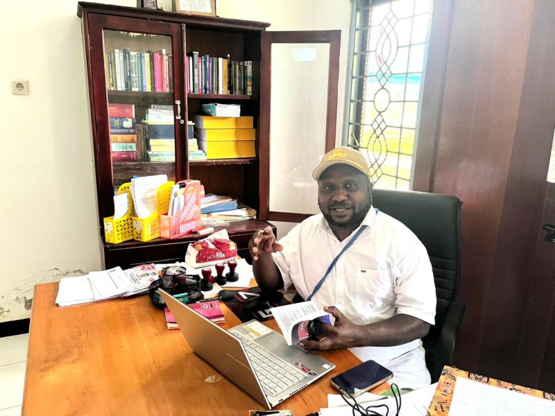 Kepala Bagian Hukum, Yeheskiel B. Kotouki, S.H., M.H., saat menyampaikan materi Pendidikan Dasar HAM dalam rangka peringatan Hari HAM Sedunia di Deiyai.