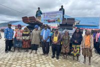 Bupati Melkianus Mote, S.T. (tengah), menyerahkan secara simbolis perahu (Koma) kepada perwakilan nelayan di Halaman Kantor Bupati Deiyai, Kamis (11/12/2025).