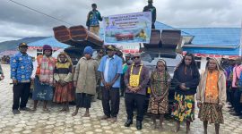 Bupati Melkianus Mote, S.T. (tengah), menyerahkan secara simbolis perahu (Koma) kepada perwakilan nelayan di Halaman Kantor Bupati Deiyai, Kamis (11/12/2025).