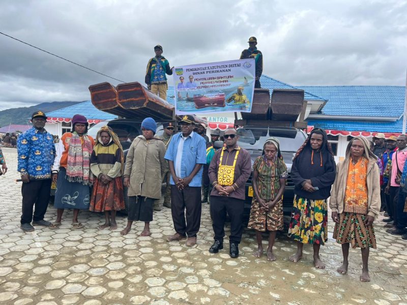 Bupati Melkianus Mote, S.T. (tengah), menyerahkan secara simbolis perahu (Koma) kepada perwakilan nelayan di Halaman Kantor Bupati Deiyai, Kamis (11/12/2025).