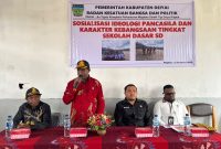 Asisten II Bidang Perekonomian dan Pembangunan, Mesak Pakage, SE, menyampaikan sambutan saat membuka Sosialisasi Ideologi Pancasila dan Karakter Kebangsaan tingkat SD yang diselenggarakan Kesbangpol Kabupaten Deiyai, Kamis (11/12/2025).
