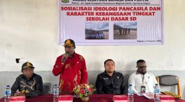 Asisten II Bidang Perekonomian dan Pembangunan, Mesak Pakage, SE, menyampaikan sambutan saat membuka Sosialisasi Ideologi Pancasila dan Karakter Kebangsaan tingkat SD yang diselenggarakan Kesbangpol Kabupaten Deiyai, Kamis (11/12/2025).
