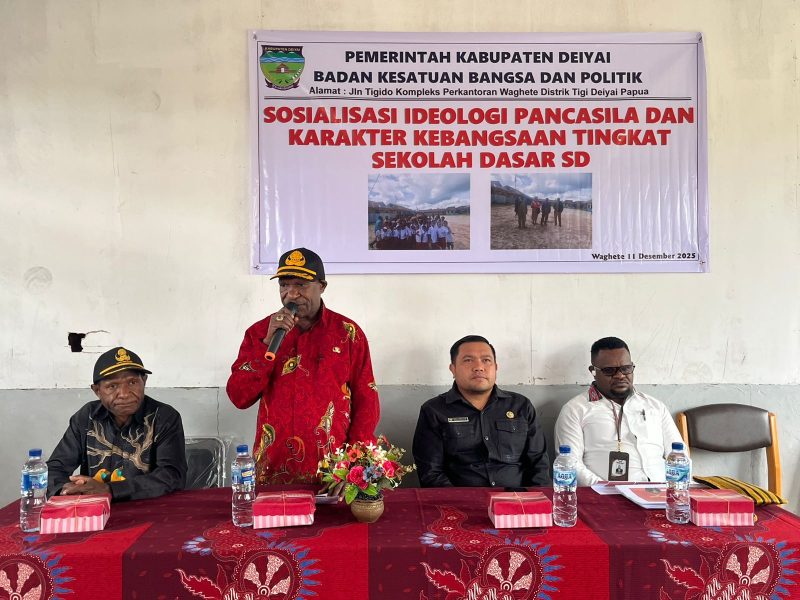 Asisten II Bidang Perekonomian dan Pembangunan, Mesak Pakage, SE, menyampaikan sambutan saat membuka Sosialisasi Ideologi Pancasila dan Karakter Kebangsaan tingkat SD yang diselenggarakan Kesbangpol Kabupaten Deiyai, Kamis (11/12/2025).
