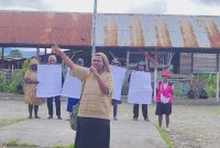 Kami menuntut keadilan bagi Pendeta Neles Peuki dan seluruh korban kekerasan di Kapiraya. Hentikan pelanggaran Hak Asasi Manusia di tanah Papua.