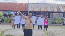 Kami menuntut keadilan bagi Pendeta Neles Peuki dan seluruh korban kekerasan di Kapiraya. Hentikan pelanggaran Hak Asasi Manusia di tanah Papua.