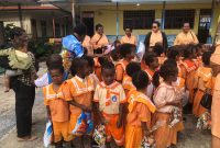 Anak-anak TK/PAUD di Kabupaten Deiyai menunjukkan antusiasme saat menerima bingkisan dari Dharma Wanita Persatuan (DWP) dalam rangka peringatan HUT ke-26 DWP. DWP berkomitmen menjadi penggerak keluarga sejahtera dan pembangunan daerah.