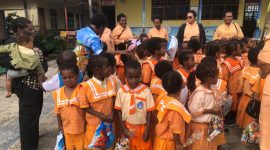 Anak-anak TK/PAUD di Kabupaten Deiyai menunjukkan antusiasme saat menerima bingkisan dari Dharma Wanita Persatuan (DWP) dalam rangka peringatan HUT ke-26 DWP. DWP berkomitmen menjadi penggerak keluarga sejahtera dan pembangunan daerah.