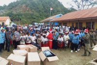 Bupati Melkianus Mote dan Ketua TP PKK Fransina Mote jadi 'Santa Claus' dadakan, kunjungi 9 sekolah (TK/PAUD/SD) dan bagikan ratusan bingkisan.