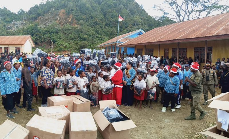 Bupati Melkianus Mote dan Ketua TP PKK Fransina Mote jadi 'Santa Claus' dadakan, kunjungi 9 sekolah (TK/PAUD/SD) dan bagikan ratusan bingkisan.