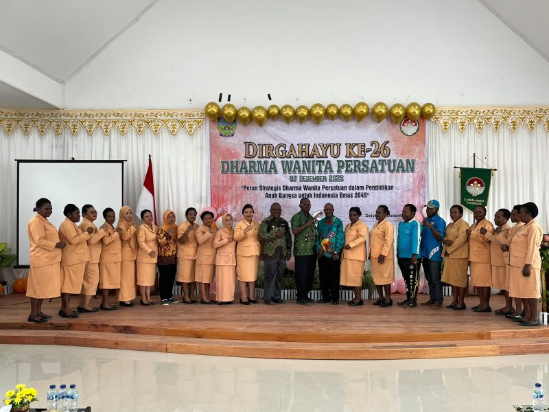 Foto bersama usai perayaan ulang tahun DWP ke-26 di Aula BKPSDM kabupaten Deiyai pada Jumat, 12/12/2025