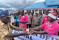 Dinas Sosial saat menyerahkan uang tunai kepada salah satu kepala Kampung Jumat, 12/12/2025. 