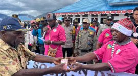 Dinas Sosial saat menyerahkan uang tunai kepada salah satu kepala Kampung Jumat, 12/12/2025. 