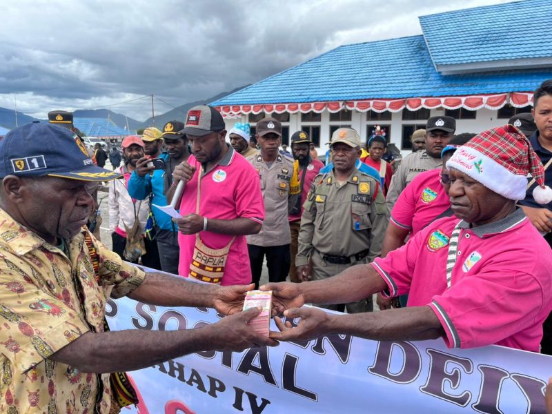 Dinas Sosial saat menyerahkan uang tunai kepada salah satu kepala Kampung Jumat, 12/12/2025. 