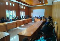 Kepala Dinas Budpar Deiyai, Marten Pekei (tengah), menyampaikan harapan untuk tahun 2026.