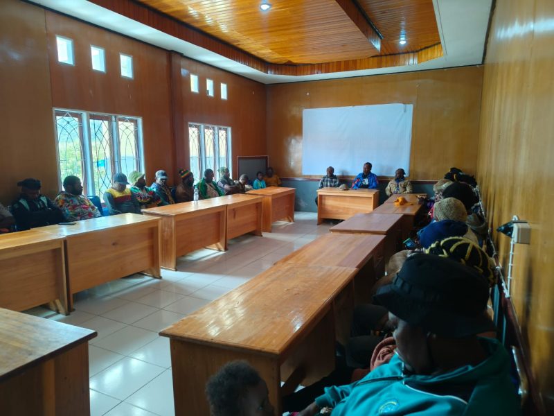 Kepala Dinas Budpar Deiyai, Marten Pekei (tengah), menyampaikan harapan untuk tahun 2026.