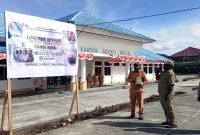 Asisten I Setda Kabupaten Deiyai, Simon Mote, S.STP, menyerahkan secara simbolis username dan password Call Center Enaimo Ekowai Link kepada Kepala Dinas Kominfo, Oktopianus Mote, S.IP.