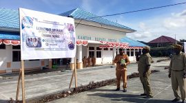 Asisten I Setda Kabupaten Deiyai, Simon Mote, S.STP, menyerahkan secara simbolis username dan password Call Center Enaimo Ekowai Link kepada Kepala Dinas Kominfo, Oktopianus Mote, S.IP.