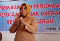 Ibu Suyatmi, Staf Ahli Bidang Pemerintahan, saat memberikan sambutan kunci pada Pembinaan Pengelolaan Pajak Daerah dan Retribusi Daerah oleh BPPRD, Selasa (16/12).