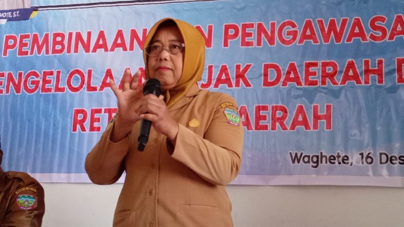 Ibu Suyatmi, Staf Ahli Bidang Pemerintahan, saat memberikan sambutan kunci pada Pembinaan Pengelolaan Pajak Daerah dan Retribusi Daerah oleh BPPRD, Selasa (16/12).