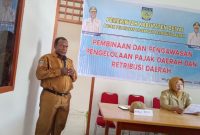 Kepala Dinas BPPRD Kabupaten Deiyai, Dr. Roni Pigome, S.Pd., M.Si., saat memberikan sambutan dalam kegiatan Pembinaan dan Pengawasan Pengelolaan Pajak dan Retribusi Daerah di Deiyai, Selasa (16/12/2025).