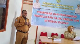 Kepala Dinas BPPRD Kabupaten Deiyai, Dr. Roni Pigome, S.Pd., M.Si., saat memberikan sambutan dalam kegiatan Pembinaan dan Pengawasan Pengelolaan Pajak dan Retribusi Daerah di Deiyai, Selasa (16/12/2025).