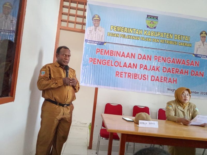 Kepala Dinas BPPRD Kabupaten Deiyai, Dr. Roni Pigome, S.Pd., M.Si., saat memberikan sambutan dalam kegiatan Pembinaan dan Pengawasan Pengelolaan Pajak dan Retribusi Daerah di Deiyai, Selasa (16/12/2025).