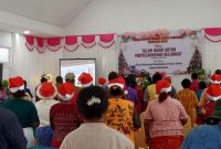 Keluarga besar Dharma Wanita Persatuan (DWP) Kabupaten Deiyai merayakan Natal bersama dengan penuh hikmat di Aula BKPSDM Deiyai. Dengan tema "Allah Hadir untuk Menyelamatkan Keluarga", ibadah ini menjadi pengingat bagi kita semua bahwa keluarga adalah tempat pertama karya keselamatan Tuhan dinyatakan.