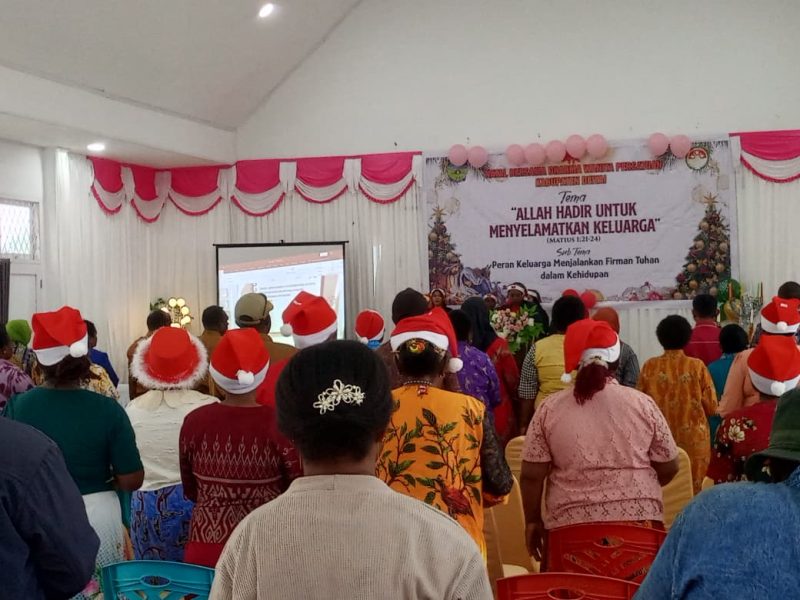 Keluarga besar Dharma Wanita Persatuan (DWP) Kabupaten Deiyai merayakan Natal bersama dengan penuh hikmat di Aula BKPSDM Deiyai. Dengan tema 