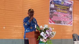 Mewakili Bupati Deiyai, Sekda Ambrosius Eria, S.Pd., membuka Sosialisasi Manfaat BPJS Ketenagakerjaan bagi Tenaga Kerja Non-ASN di Aula Sekretariat Dewan (17/12).