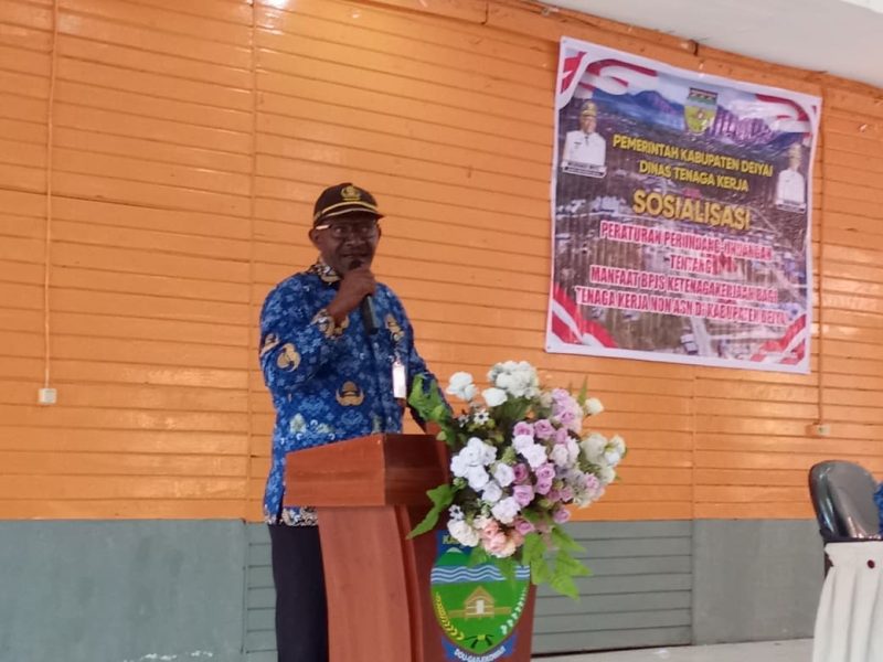 Mewakili Bupati Deiyai, Sekda Ambrosius Eria, S.Pd., membuka Sosialisasi Manfaat BPJS Ketenagakerjaan bagi Tenaga Kerja Non-ASN di Aula Sekretariat Dewan (17/12).