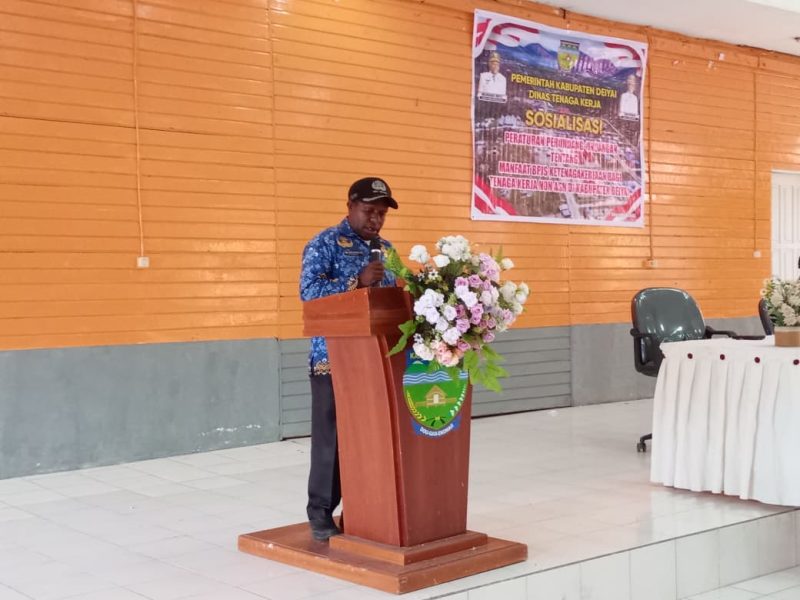 Kepala Dinas Tenaga kerja saat menyampaikan sambutan dalam kegiatan sosialisasi pada Rabu, 17/12/2025. 