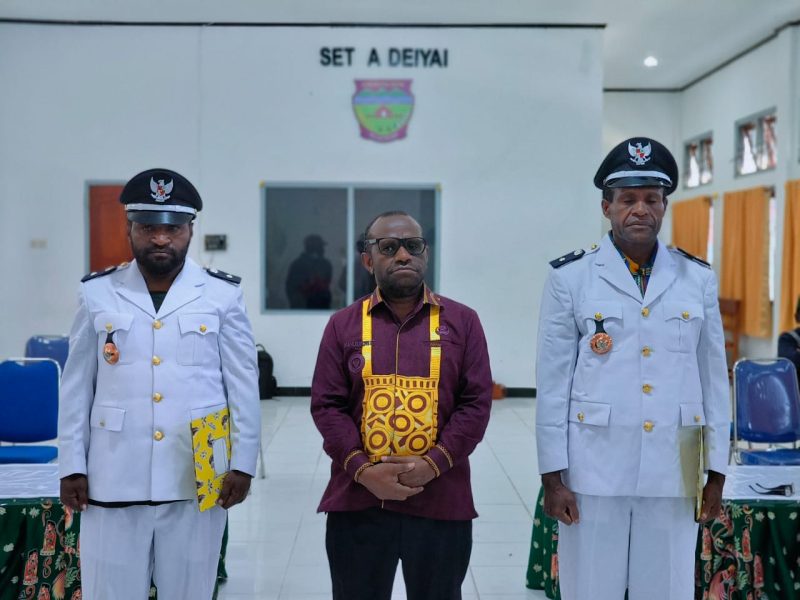 Bupati Kabupaten Deiyai, Melkianus Mote melantik Yance Ikomou dan Frederik Kotouki sebagai Pj Kepala Kampung di Aula Setda Deiyai, Kamis (18/12/2025).