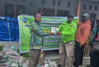 Kepala Dinas Pertanian Deiyai, Aleks Pigai, M.Pd., secara resmi menerima bantuan sarana pertanian dari Pemprov Papua Tengah yang diserahkan oleh Perwakilan Dinas Pertanian Provinsi (18/12).