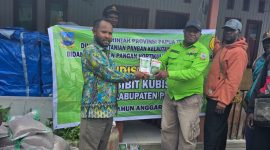 Kepala Dinas Pertanian Deiyai, Aleks Pigai, M.Pd., secara resmi menerima bantuan sarana pertanian dari Pemprov Papua Tengah yang diserahkan oleh Perwakilan Dinas Pertanian Provinsi (18/12).