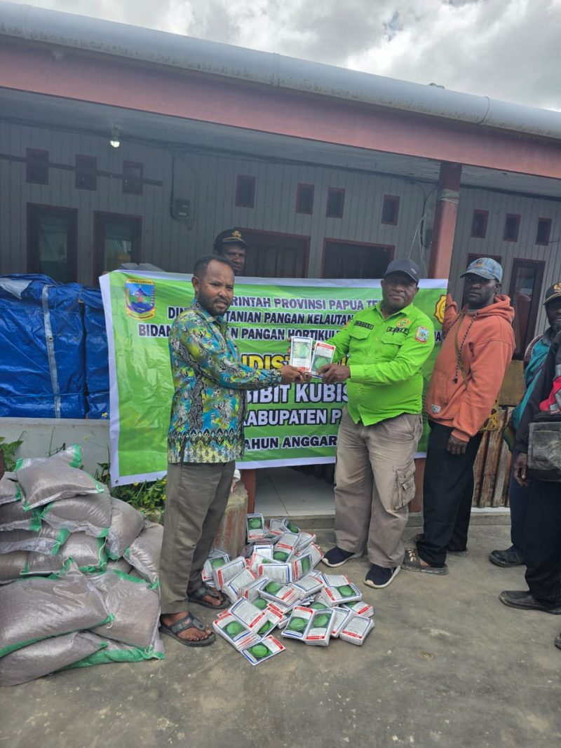 Kepala Dinas Pertanian Deiyai, Aleks Pigai, M.Pd., secara resmi menerima bantuan sarana pertanian dari Pemprov Papua Tengah yang diserahkan oleh Perwakilan Dinas Pertanian Provinsi (18/12).
