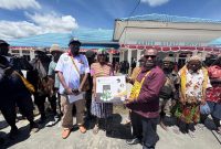 Bupati Deiyai, Bapak Melkianus Mote, S.T., menyerahkan secara simbolis 200 unit lampu tenaga surya bantuan Pemprov Papua Tengah untuk 67 kampung (18/12). Sinergi bersama KONI Deiyai memastikan bantuan ini sampai ke tangan masyarakat yang belum terjangkau listrik. Terang kampungnya, maju warganya