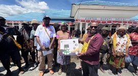 Bupati Deiyai, Bapak Melkianus Mote, S.T., menyerahkan secara simbolis 200 unit lampu tenaga surya bantuan Pemprov Papua Tengah untuk 67 kampung (18/12). Sinergi bersama KONI Deiyai memastikan bantuan ini sampai ke tangan masyarakat yang belum terjangkau listrik. Terang kampungnya, maju warganya