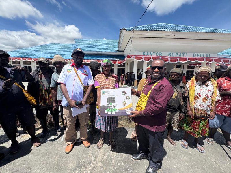 Bupati Deiyai, Bapak Melkianus Mote, S.T., menyerahkan secara simbolis 200 unit lampu tenaga surya bantuan Pemprov Papua Tengah untuk 67 kampung (18/12). Sinergi bersama KONI Deiyai memastikan bantuan ini sampai ke tangan masyarakat yang belum terjangkau listrik. Terang kampungnya, maju warganya