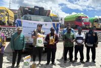 Bupati Deiyai, Melkianus Mote, S.T., menyerahkan bantuan pangan secara simbolis kepada perwakilan distrik di halaman Kantor Bupati, Kamis (18/12/2025).