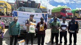 Bupati Deiyai, Melkianus Mote, S.T., menyerahkan bantuan pangan secara simbolis kepada perwakilan distrik di halaman Kantor Bupati, Kamis (18/12/2025).