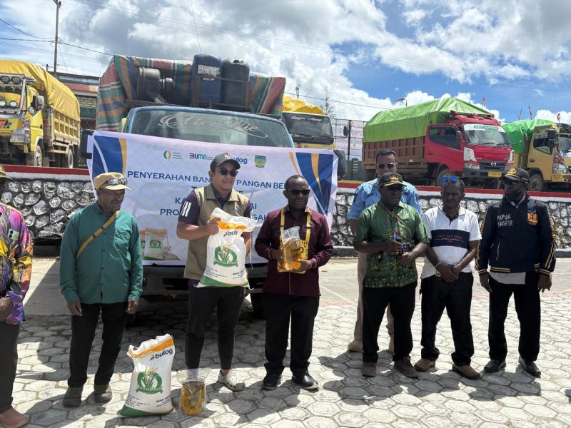 Bupati Deiyai, Melkianus Mote, S.T., menyerahkan bantuan pangan secara simbolis kepada perwakilan distrik di halaman Kantor Bupati, Kamis (18/12/2025).