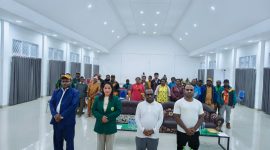 Bupati Deiyai, Melkianus Mote, saat meresmikan peluncuran Website Integrasi Digital Kesehatan (www.eeusedeiyai.com) di Aula BKPSDM Deiyai, Jumat (19/12).