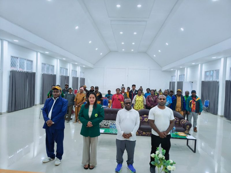 Bupati Deiyai, Melkianus Mote, saat meresmikan peluncuran Website Integrasi Digital Kesehatan (www.eeusedeiyai.com) di Aula BKPSDM Deiyai, Jumat (19/12).